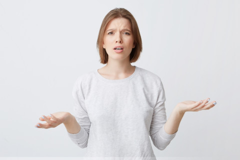 S Vrouw kijkt teleurgesteld AdobeStock 211853753